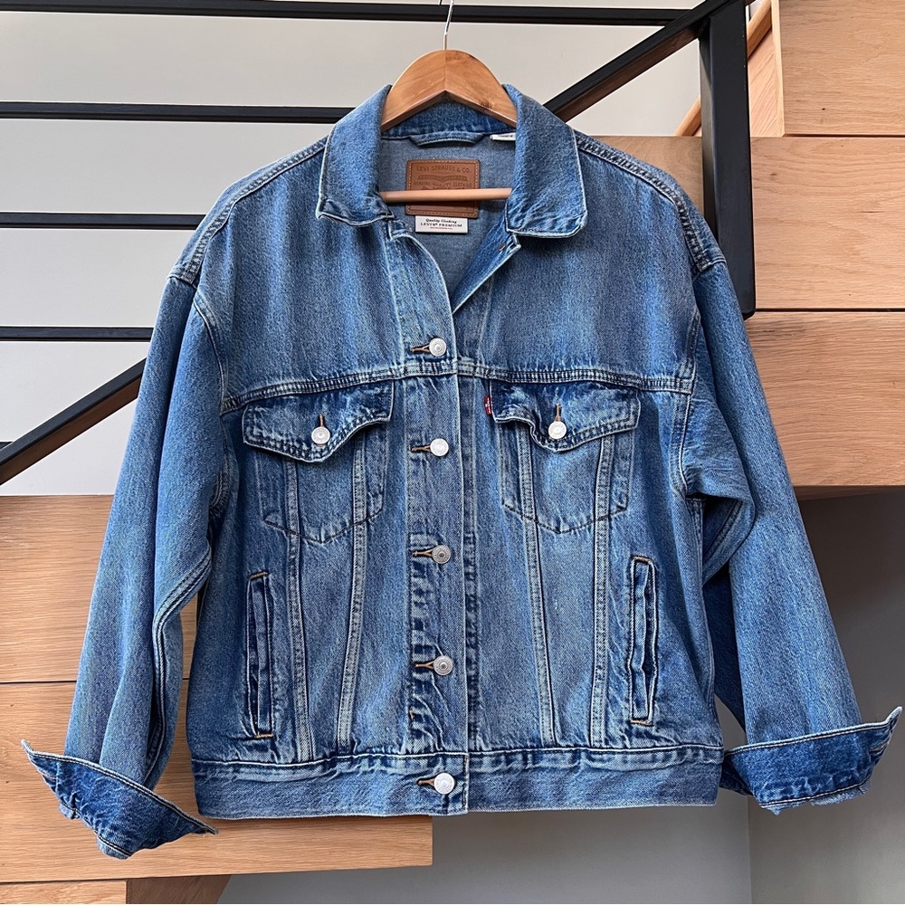 Levi’s 90s Trucker Denim Jacket size Small oversized fit
Soft as Butter Med Wash